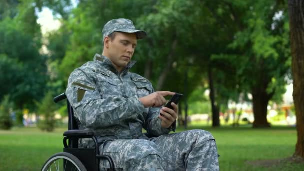 Disabled Male Uniform Scrolling Smartphone Application Employment Service — Stock Video