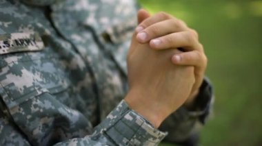 Dua, açık havada, ulusal kahraman, vatansever Amerikan askerinin oturan asker