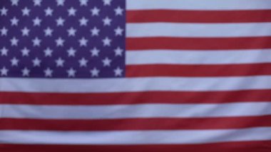 Amerikan askeri ve sivil adam tokalaşırken, hükümet işbirliği, destek