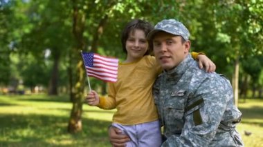 Çocuk babası askeri üniforma, bağımsızlık günü, onur sarılma Amerikan bayrağı ile