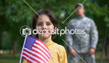 Çok güzel çocuk tutan Amerikan bayrağı, arkasında, erkek asker, güvenli gelecek