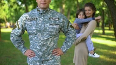 Karısı ve oğluyla arkasında, Aile savunma askeri üniformalı Amerikan asker