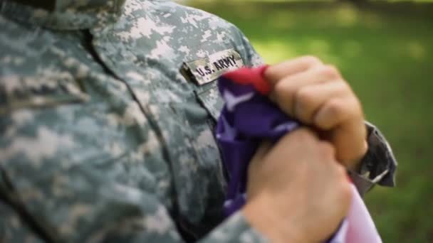 Soldado Americano Com Bandeira Nacional Nas Mãos Orgulhoso País Dia — Vídeo de Stock