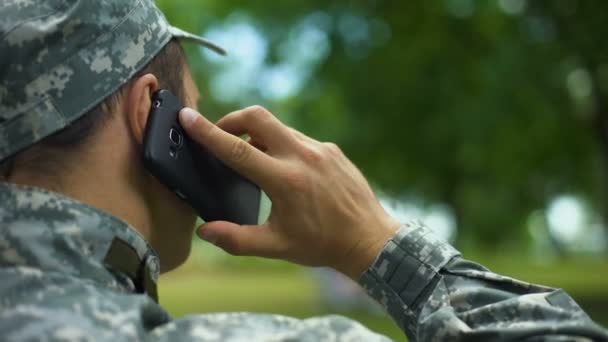 Молодой Мужчина Военной Форме Разговаривает Телефону Сидя Парке Общение — стоковое видео