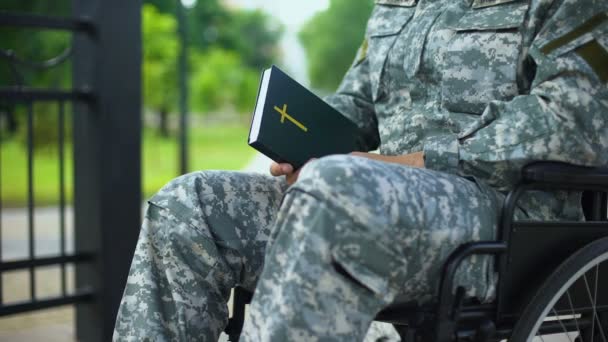 Behinderter Soldat Rollstuhl Liest Bibel Religiöser Glaube Gesundheit Erholung — Stockvideo