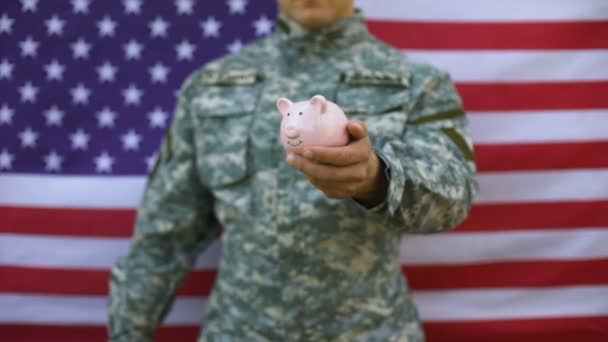 Americano Serviceman Colocando Dólares Porquinho Banco Benefícios Sociais Pagamento — Vídeo de Stock