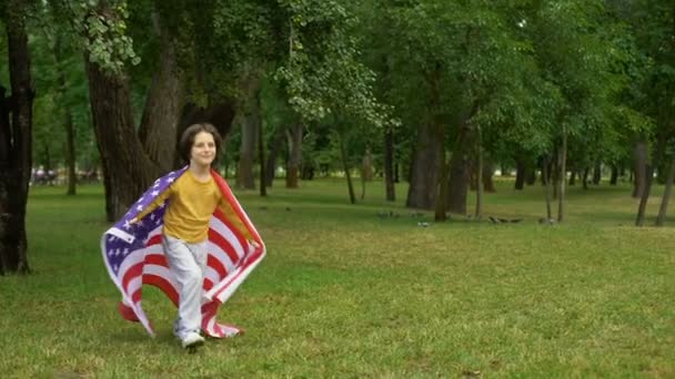Criança Com Bandeira Americana Abraçando Pai Uniforme Patriotismo União Familiar — Vídeo de Stock
