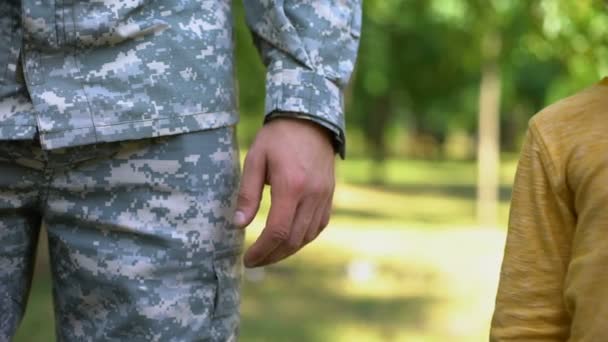 Soldat Hält Jungen Die Hand Armee Verteidigt Sichere Zukunft Zusammenhalt — Stockvideo