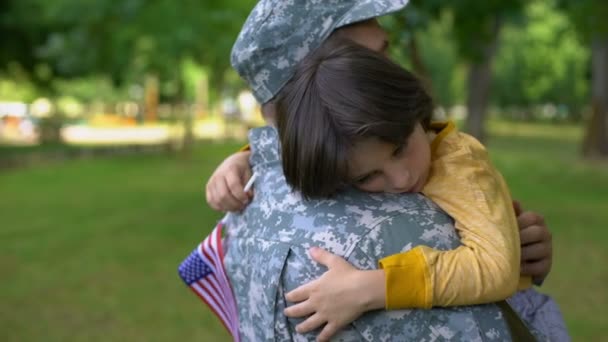 入伍军人拥抱悲伤的儿子在离开战争之前 家庭分离 — 图库视频影像