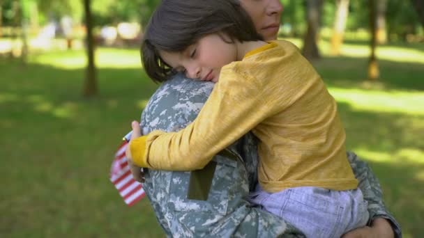 Jeune Soldat Étreignant Son Fils Avant Partir Pour Armée Lien — Video