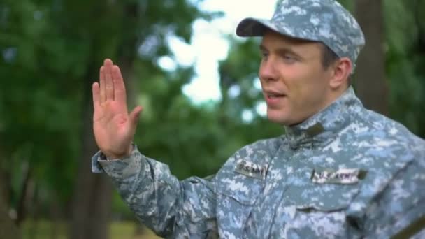 American Sergeant Giving High Five Hugging Son Soldier Homecoming Family — Stock Video