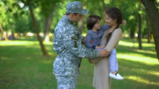 Oficial Militar Com Esposa Segurando Filho Por Trás Futuro Seguro — Vídeo de Stock