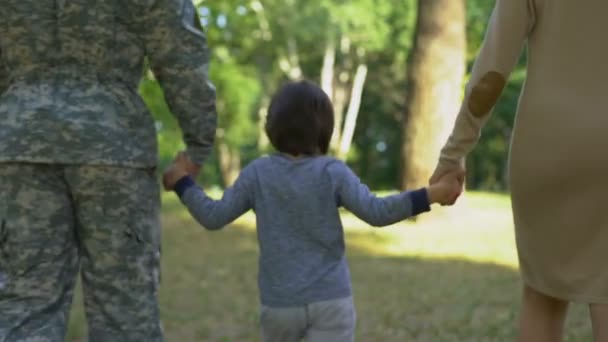 Père Militaire Avec Son Fils Femme Marchant Dans Parc Tenant — Video