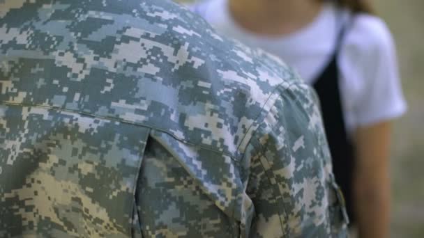 Dziewczyna Przytulanie Żołnierz Armii Projekt Służby Wojskowej Służby Wojskowej Pożegnanie — Wideo stockowe