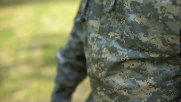 Militär Man Sätta Förlovningsring Kvinna Hand Par Äktenskap Löfte Löftet — Stockvideo