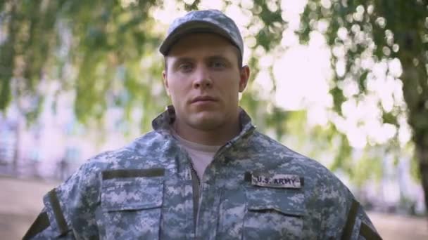 Армейский Солдат Военной Форме Смотрит Камеру Профессиональный Военнослужащий — стоковое видео