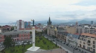 Medea Altın Post Avrupa, Georgia'nın kare üzerinde yükselen ile ünlü heykeli