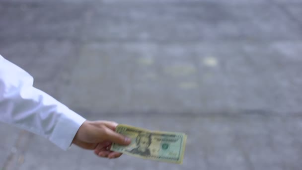 Mão Masculina Dando Dinheiro Soldado Benefícios Governo Salário Contrato Militar — Vídeo de Stock