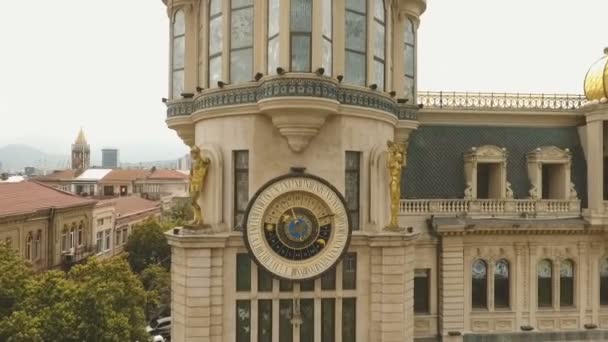 バトゥミ ヨーロッパ広場 観光のコーナーの建物の天文時計 — ストック動画