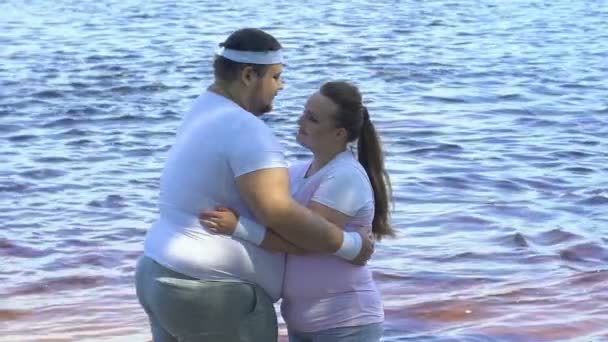 Schönes Übergewichtiges Paar Das Sich Flussufer Umarmt Romantisches Date Und — Stockvideo