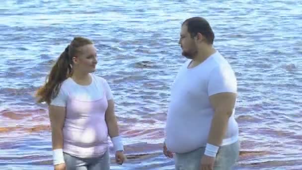 Schöne Mollige Frau Umarmt Ihren Mann Mit Aller Liebe Und — Stockvideo