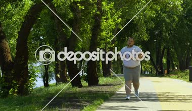 Büyük göbek çalışan park, motivasyon ve sağlıklı bir yaşam tarzı ile tombul erkek