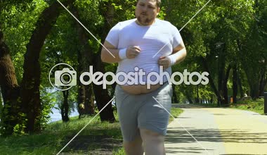 Açık havada çalışan, çalışkan obez adam sonucu, kilolu program elde etmek için