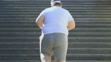 Büyük beden erkek çalıştıran merdiven, kardiyo egzersiz açık havada, motivasyon ve spor