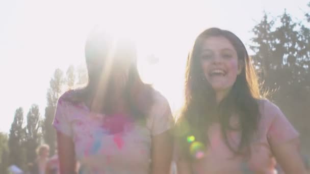 Счастливые Подруги Бросают Воздух Красочный Порошок Холи Фест Замедленная Съемка — стоковое видео