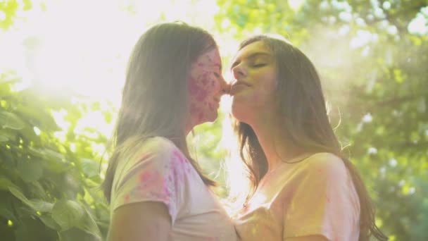 Mulheres Atraentes Abraçando Derretimento Uns Nos Outros Meninas Lésbicas Fizeram — Vídeo de Stock