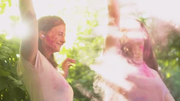 Дамы Распыляют Красочный Порошок Воздух Целуются Ярком Облаке Счастье — стоковое видео