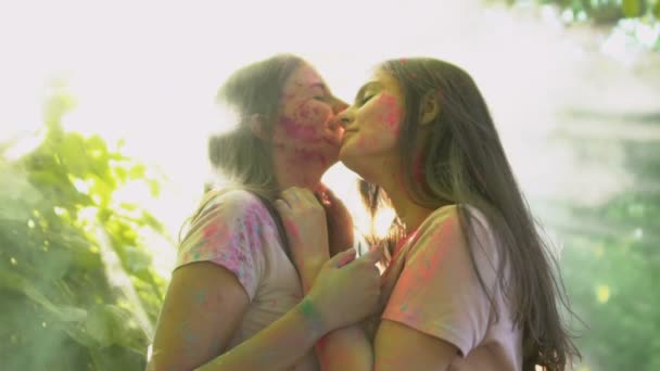 Ερωτευμένος Κορίτσια Φιλιά Και Απολαμβάνει Κοινό Χόμπι Που Κρύβονται Από — Αρχείο Βίντεο