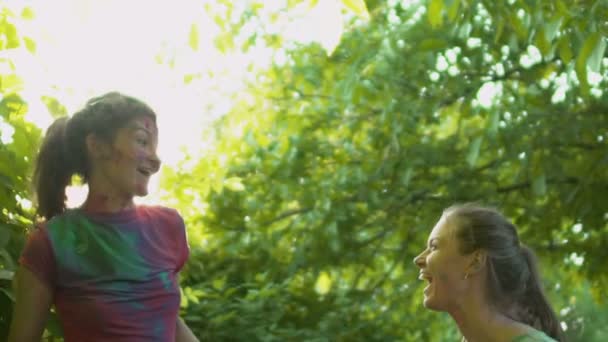 Gelukkig Meisjes Spuiten Poeder Regenboogvlag Rechten Van Lgbt Minderheden Houden — Stockvideo