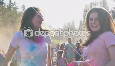 Kiev, Ukrayna - Haziran 2018 yaklaşık: Holi Festivali. Çekici kadınlar özgürce sarılma ve öpüşme toplum içinde onların duygularını ifade