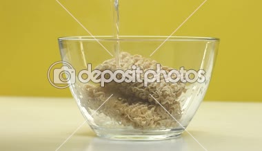 Kaynamış su, erişte yemek lokanta, vücut için zararlı yeme sağlıksız