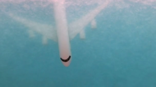 Avión Ahogándose Lentamente Agua Fallo Vuelo Medio Del Océano Vista — Vídeo de stock