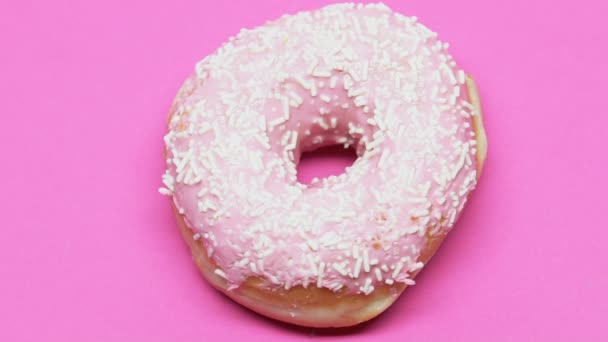 Donut Auf Rosa Tisch Spinnen Zuckerreiches Dessert Verursacht Diabetes Versuchung — Stockvideo