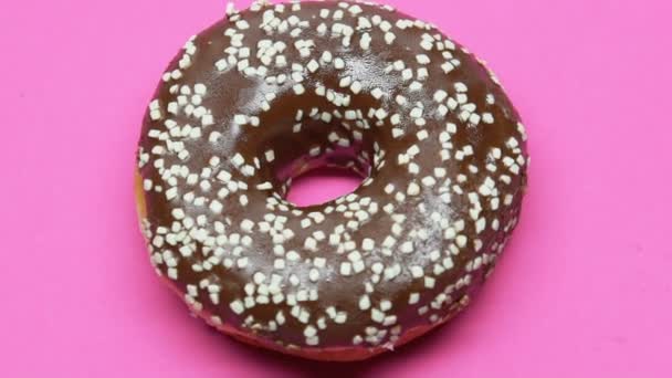 Schokoladen Donut Auf Sich Drehendem Hintergrund Lebensmittelindustrie Ungesunde Ernährung Nahaufnahme — Stockvideo