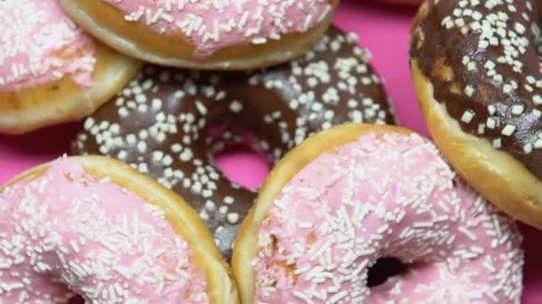 ドーナツの杭を回転のクローズ アップ 高砂糖の食品をトッピングとデザート — ストック動画