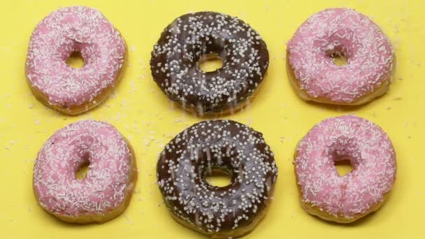 特写的甜甜圈洒糖 自制甜点生产 — 图库视频影像