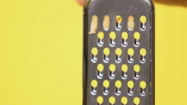 Erkek closeup sürtünme Peynir rende, makarna veya pizza için madde üzerinde eller