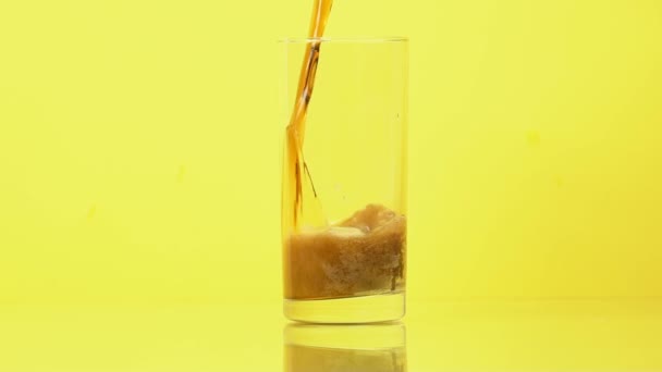 Soda Schiumosa Versata Nel Bicchiere Bevanda Fresca Bevande Malsane Diabete — Video Stock