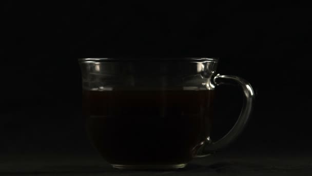 Milch Kaffee Gegossen Heißgetränk Mit Koffein Für Die Nachtarbeit Nahaufnahme — Stockvideo