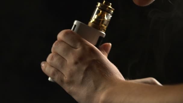 Человек Курит Электронные Сигареты Кашляет Вред Электронной Жидкости Крупным Планом — стоковое видео