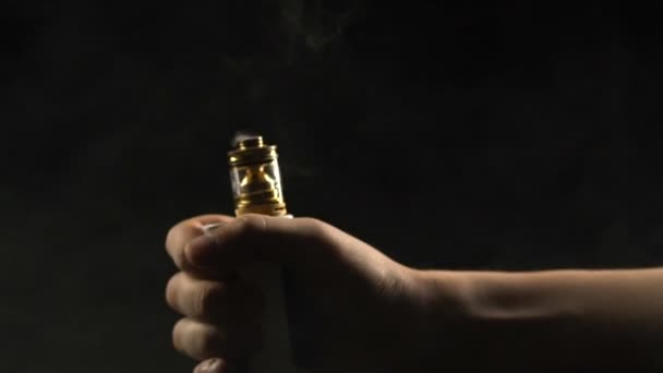 Man Roken Sigaret Wolken Van Verspreiding Van Rook Liquid Invloed — Stockvideo