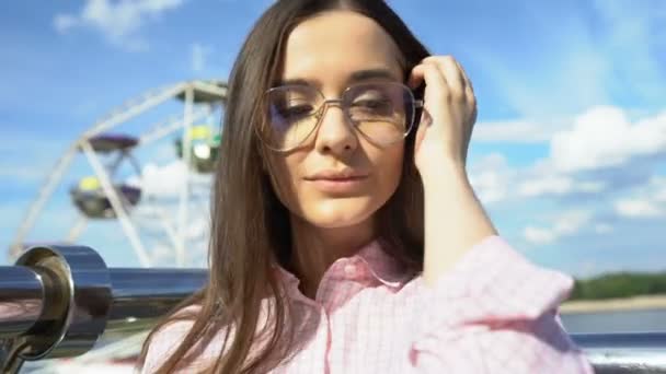 内なる自信を表現するメガネ カメラのためにポーズで魅力的なブルネット — ストック動画