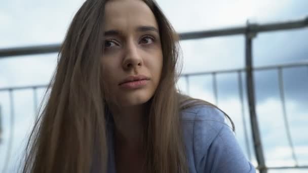 Kobieta Płacze Siedząc Ulicy Rozpad Utrata Bliskiej Osoby Choroba Psychiczna — Wideo stockowe