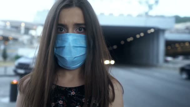Kvinna Skyddande Mask City Med Förorenad Luft Epidemi Luftburna Sjukdom — Stockvideo
