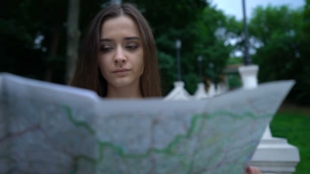Όμορφη Γυναίκα Χρησιμοποιώντας Χάρτη Για Βρείτε Ιστορικά Αξιοθέατα Ξενάγηση Πόλης — Αρχείο Βίντεο
