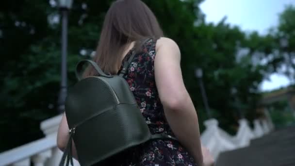 Chica Subiendo Escaleras Mirando Hacia Atrás Alguien Persigue Precaución Atención — Vídeos de Stock